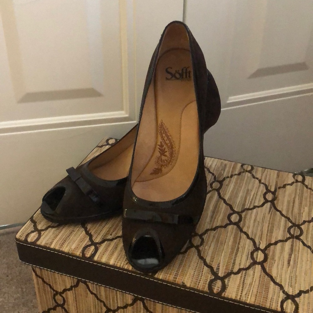 Brown suede peep toe pumps